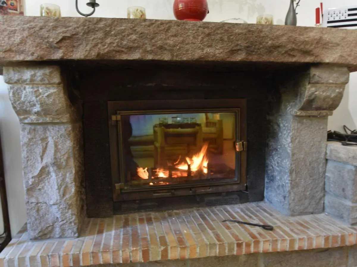 Superb Holiday Home With Private Garden Yvias