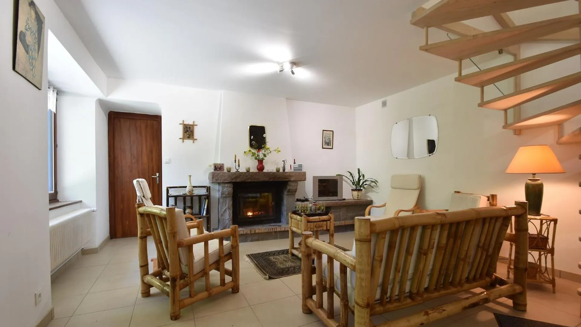 Superb Holiday Home With Private Garden Yvias