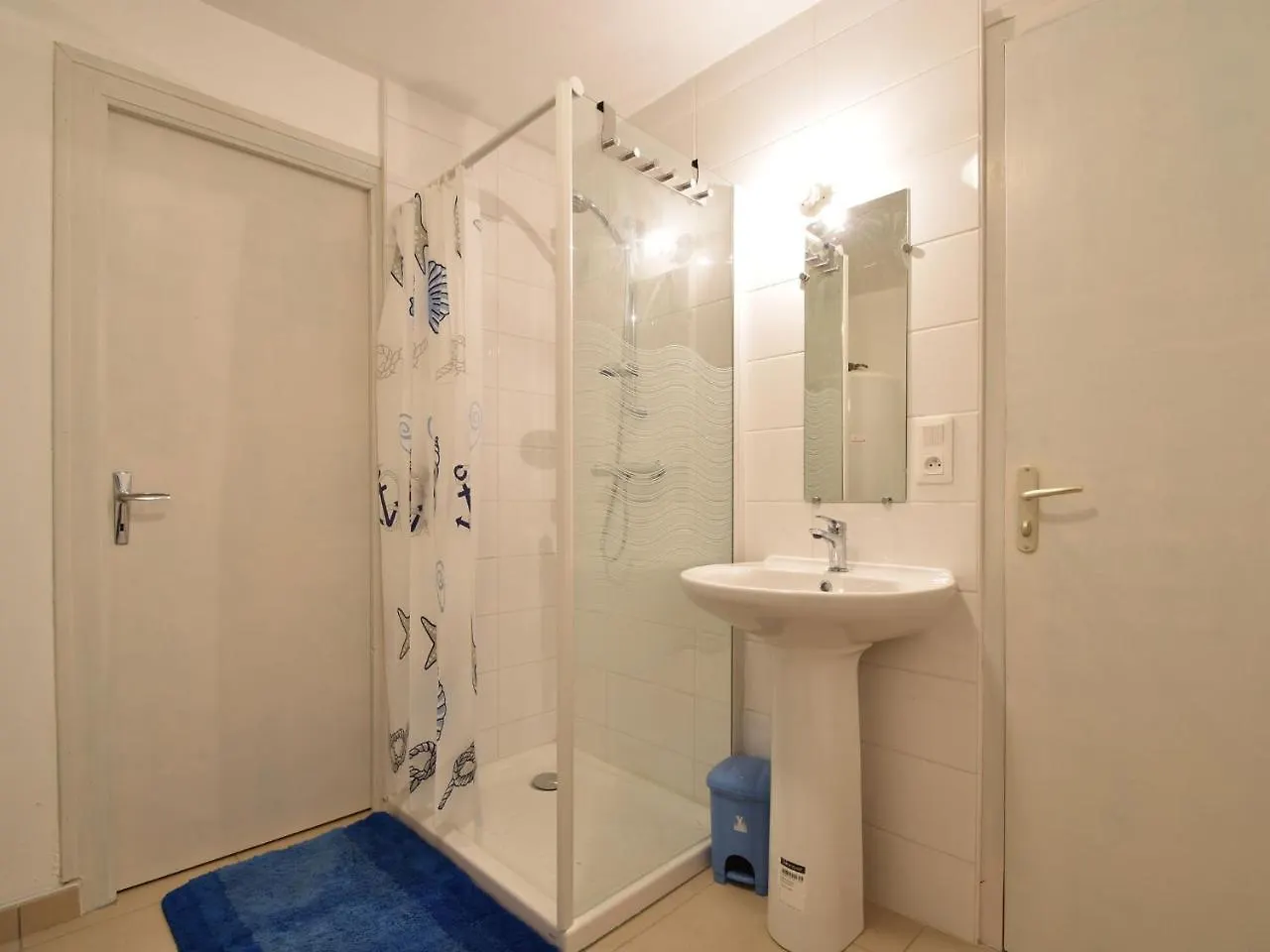 Superb Holiday Home With Private Garden Yvias 0*,